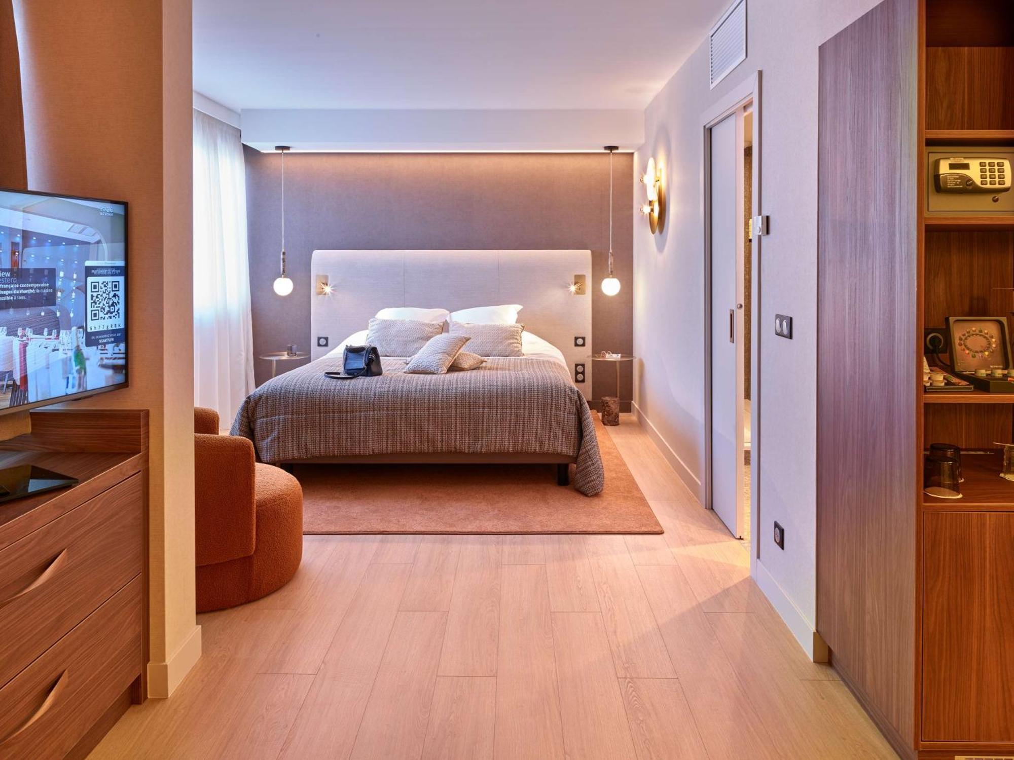 Hotel Western Technopole 4*
